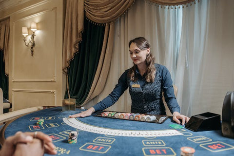 Casino Courtesy: The Unspoken Art of Tipping Live Casino Dealers